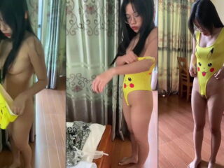 Clip: Em nữ sinh kính cận cực ngon cởi đồ thay bodysuit pikachu