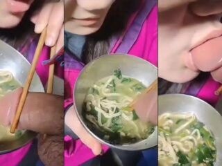 Clip: Độc lạ em ăn mì còn lấy chim anh chấm vào nước để mút