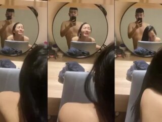 Clip: Với vẻ mặt thỏa mãn em cong mông cho anh doggy trước gương