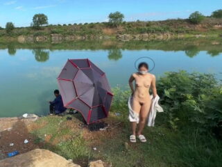 Clip: Bé người yêu ra hồ cá phô dâm mặc kệ cần thủ đang câu