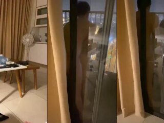 Clip: Thằng bạn đưa ghệ ra ban công chung cư chịch em nó rên cả tòa nhà nghe thấy