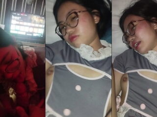 Clip: Bé sinh viên kính cận đã dâm em còn mặc quần xẻ đáy để anh chịch không cần cởi